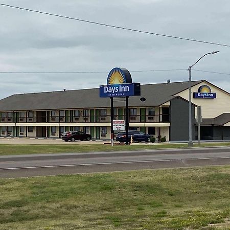Days Inn By Wyndham Pratt Exterior photo