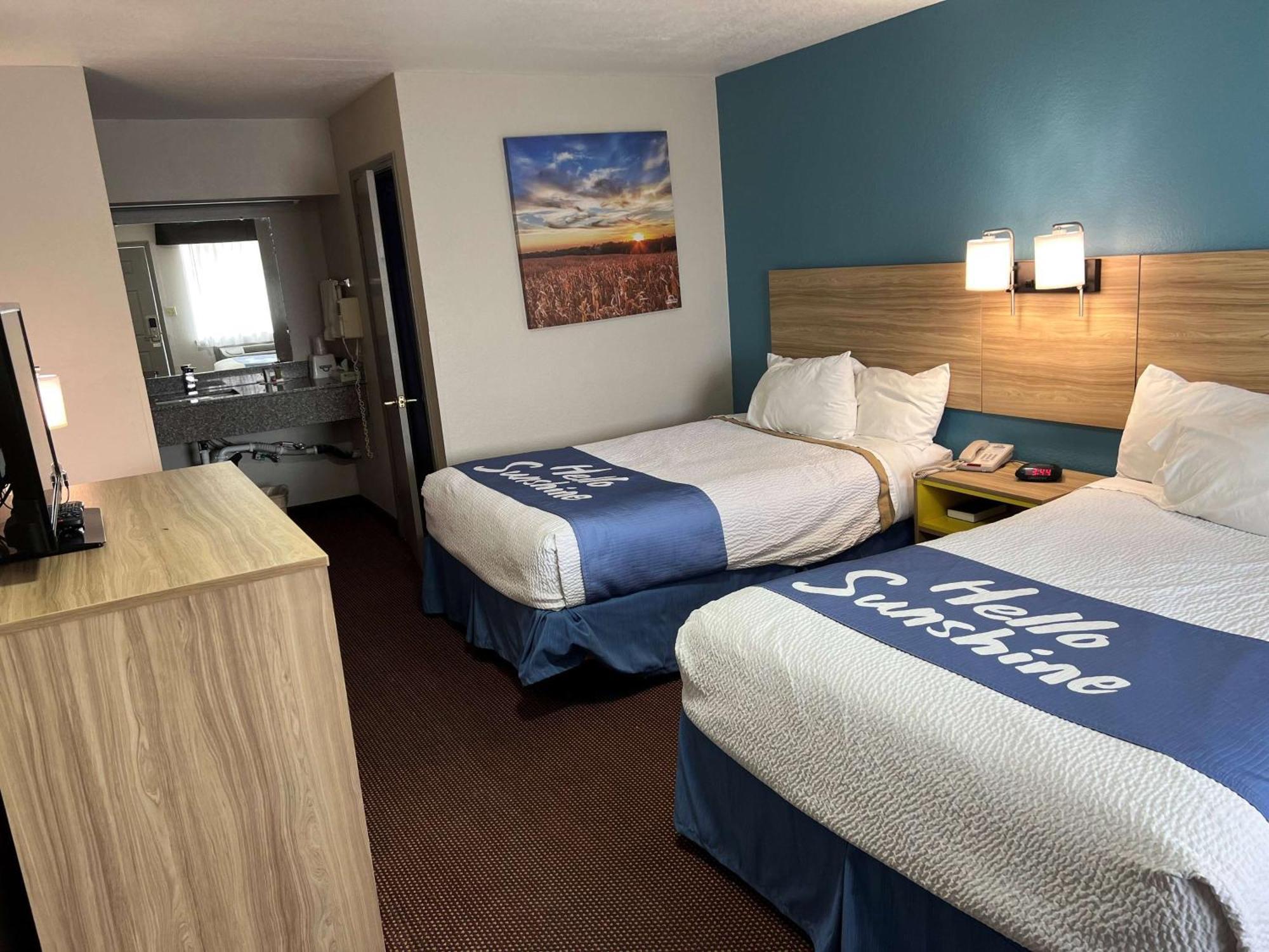Days Inn By Wyndham Pratt Exterior photo