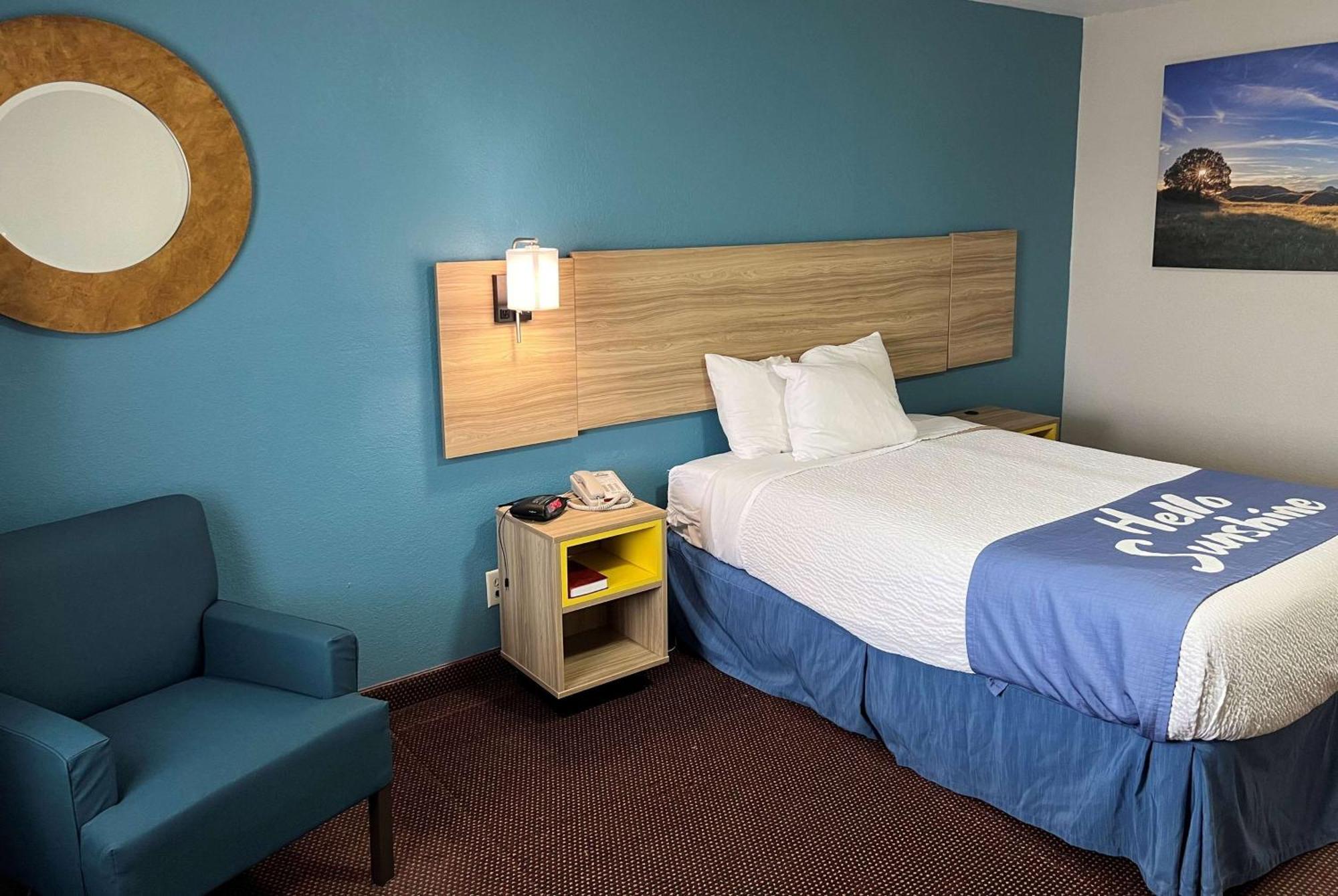 Days Inn By Wyndham Pratt Exterior photo