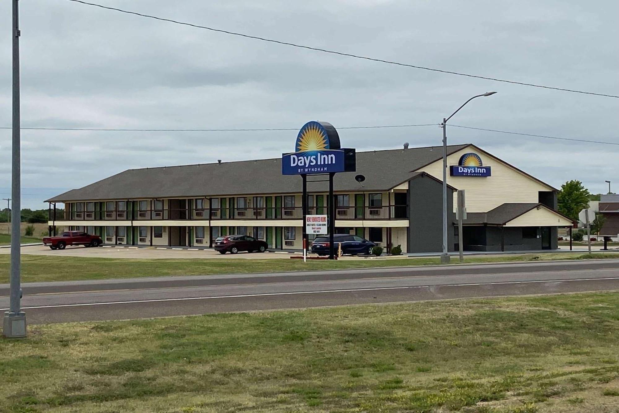Days Inn By Wyndham Pratt Exterior photo