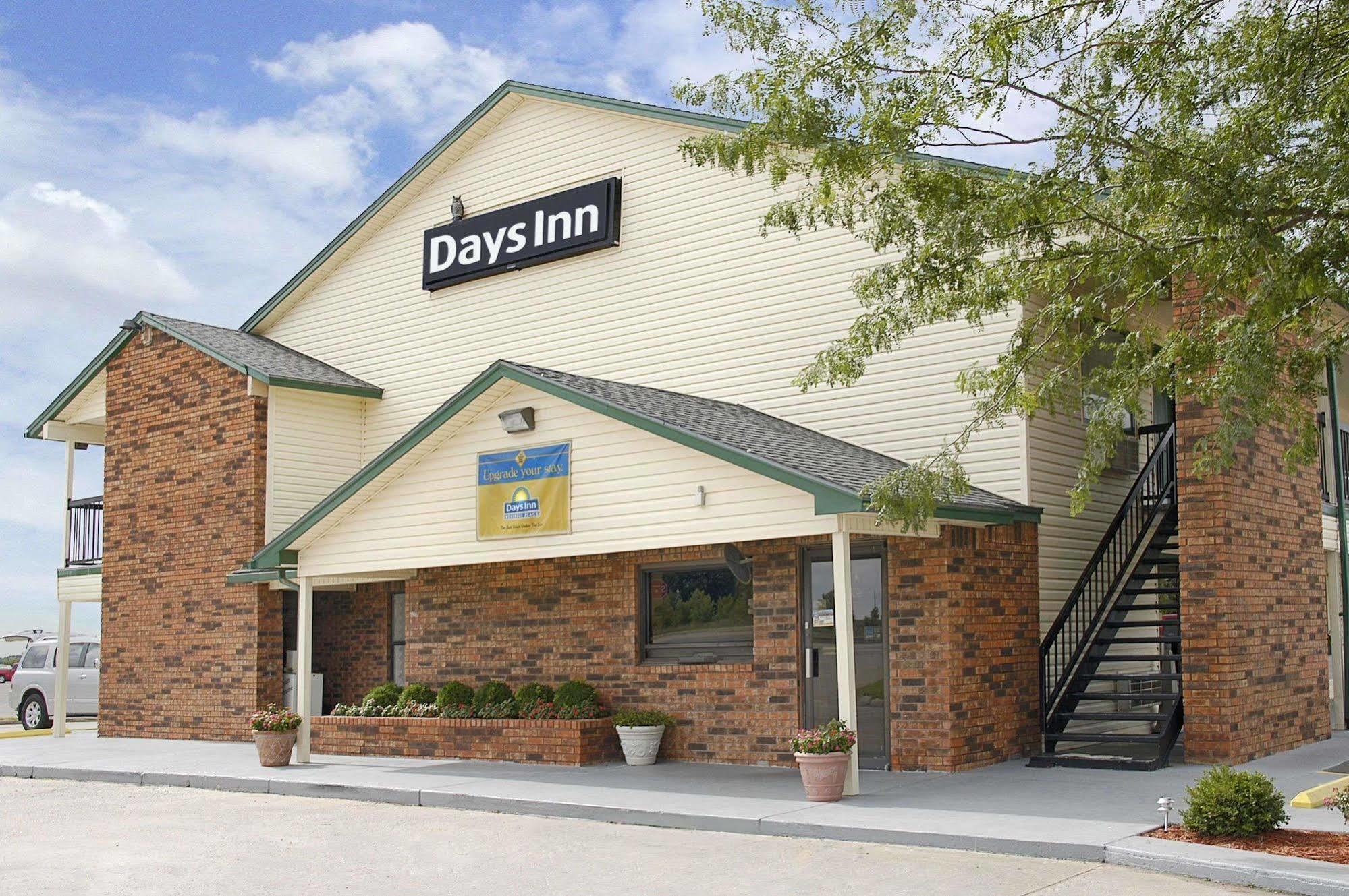 Days Inn By Wyndham Pratt Exterior photo